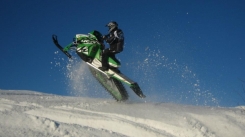 Презентация спортивного экстремального вождения на снежных скутерах